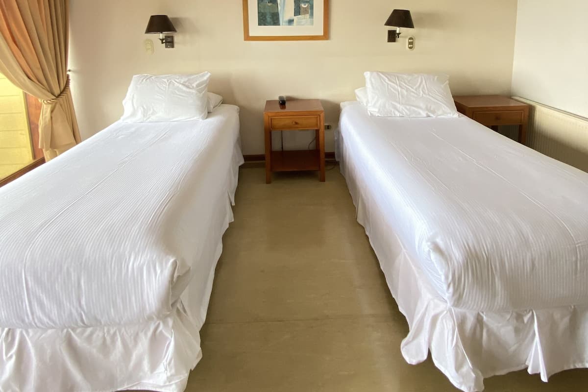 2 habitaciones, caja de seguridad en la habitación y ropa de cama