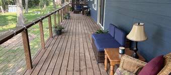 Lazy Lake Retreat 3 bed 2 bath. Includes sauna, kayaks, paddle boards, hot tub.