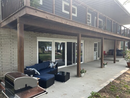 Lazy Lake Retreat 3 bed 2 bath. Includes sauna, kayaks, paddle boards, hot tub.