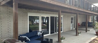 Lazy Lake Retreat 3 bed 2 bath. Includes sauna, kayaks, paddle boards, hot tub.