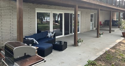 Lazy Lake Retreat 3 bed 2 bath. Includes sauna, kayaks, paddle boards, hot tub.