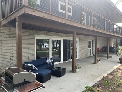 Lazy Lake Retreat 3 bed 2 bath. Includes sauna, kayaks, paddle boards, hot tub.