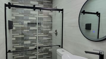 Douche, sĂšche-cheveux, serviettes fournies