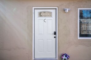 Exterior detail - 1bd1ba Apartment 6min drive to UNM Hospital 5min drive to Presbyterian Hospital. (Albuquerque)