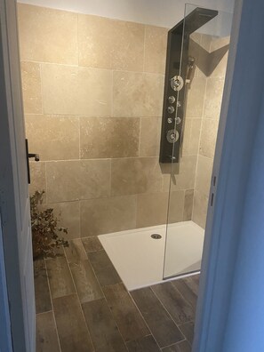 Dusche, Handtücher, Seife, Toilettenpapier