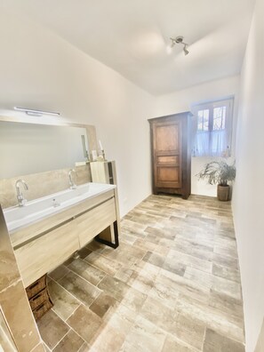Dusche, Handtücher, Seife, Toilettenpapier