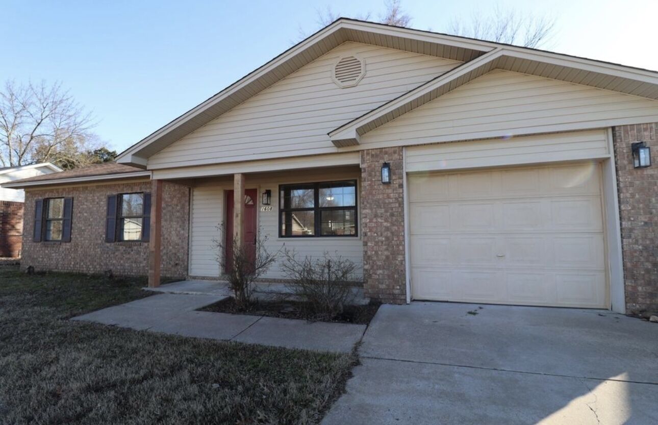 Cozy 3-bedroom house in quaint Russellville with AC, WiFi