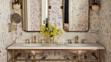 Tina con regadera, amenidades de baño gratuitas, secadora de cabello