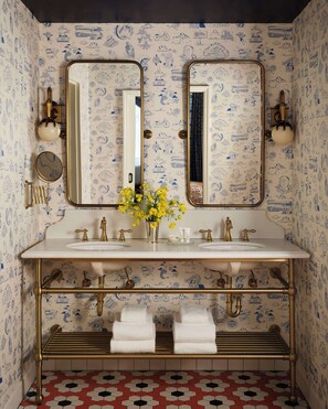 Kombination af bruser/badekar, gratis toiletartikler, hårtørrer