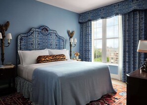 Premium bedding, down comforters, in-room safe, desk - Graduate by Hilton Auburn AL (Auburn)