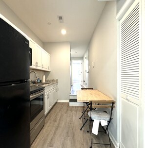 Fridge, microwave, oven, stovetop - The Balcony At Brewerytown Philly Philadelphia 1BR/1Bath HVAC,HDTV W/D INUNIT (Philadelphia)