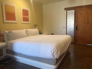 2 bedrooms, iron/ironing board, WiFi, bed sheets - Coachella weeks at Hilton Grand Vacation Club Palm Desert CA (Palm Desert)