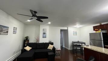 Een televisie en boeken