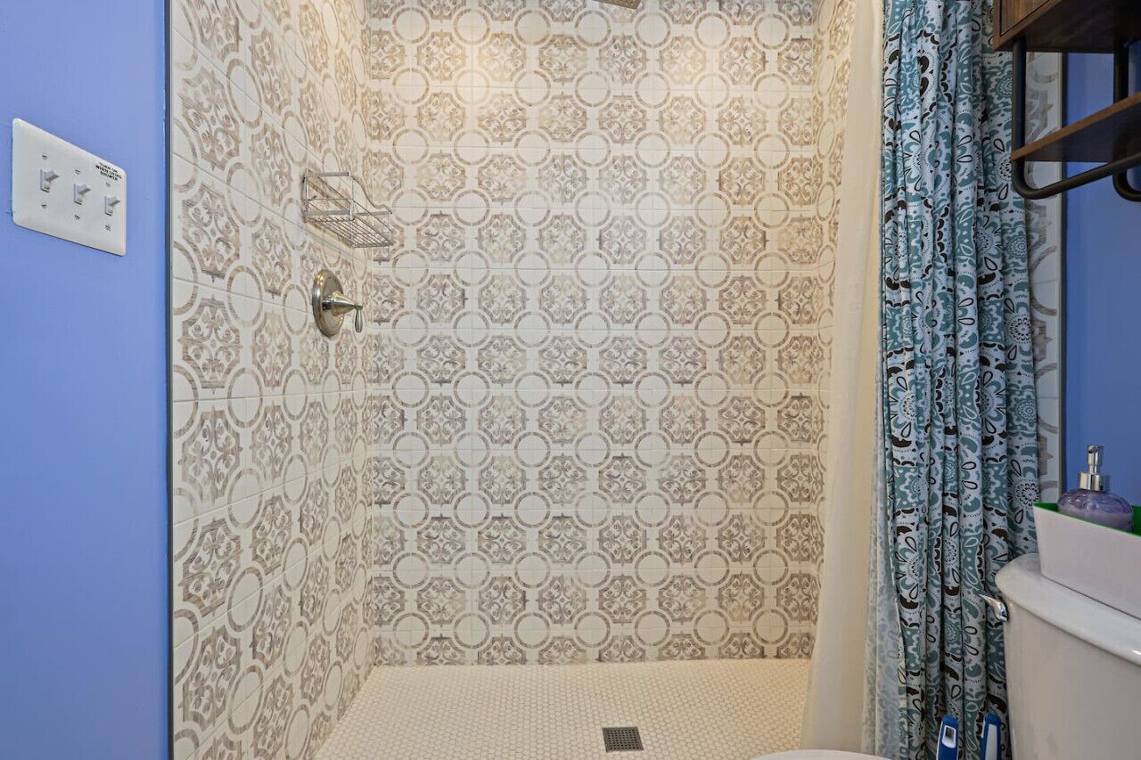 Sèche-cheveux, serviettes fournies, savon, papier toilette