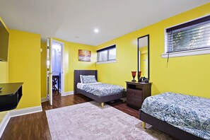 2 Schlafzimmer, Schreibtisch, Bügeleisen/Bügelbrett, WLAN