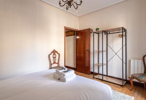 3 slaapkamers, een strijkplank/strijkijzer, gratis wifi, beddengoed