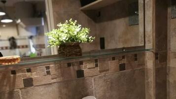 Ducha, secador de pelo, bidet, toallas