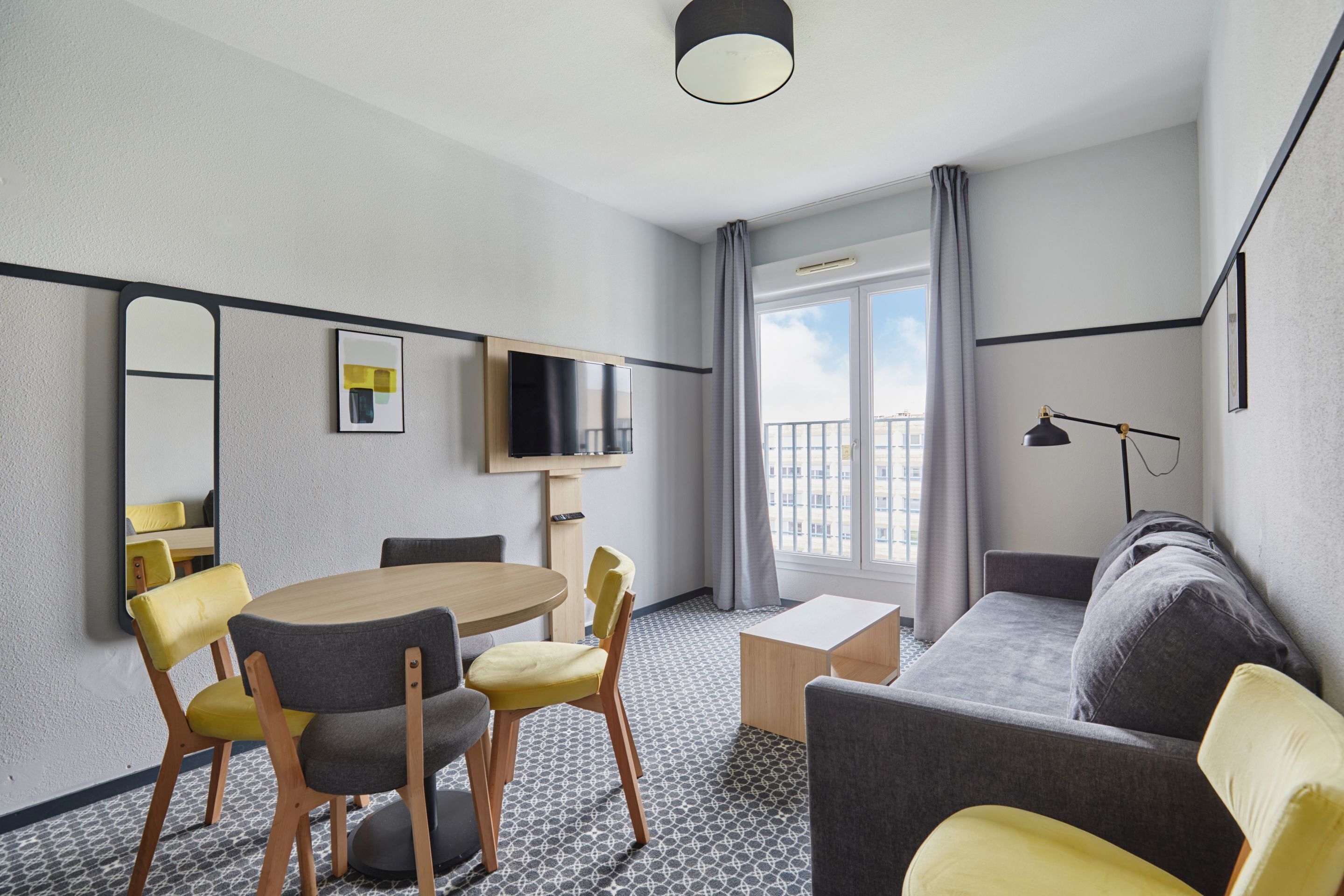 Een televisie en een kantoor