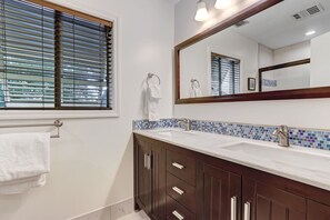 Dusj, hårføner og håndklær