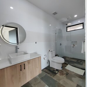 Dusj, håndklær, såpe og sjampo