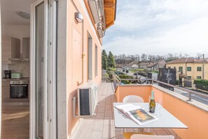 Outdoor dining - GuestHost - Cozy Apartment with Balcony! Grigna House (Cesana Brianza)
