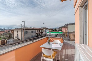 Outdoor dining - GuestHost - Cozy Apartment with Balcony! Grigna House (Cesana Brianza)