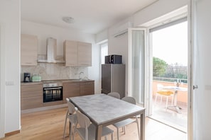 Køleskab, mikrobølgeovn, ovn, kogeplade