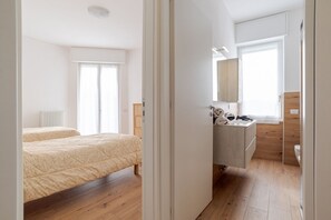2 chambres, fer et planche à repasser, Wi-Fi, draps fournis