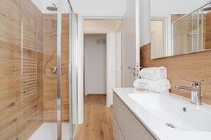 Douche, sèche-cheveux, bidet