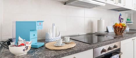 Jääkaappi, mikroaaltouuni, uuni, liesi