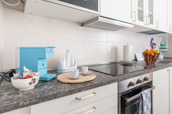 Kühlschrank, Mikrowelle, Ofen, Herdplatte