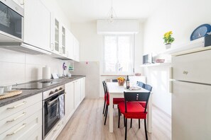 Frigorifero, microonde, forno, piano cottura