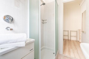 Dusche, Haartrockner, Bidet