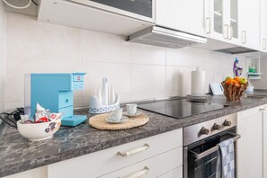 Frigorifero, microonde, forno, piano cottura