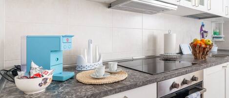 Kjøleskap, mikrobølgeovn, ovn og kokeplater