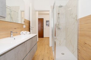 Dusche, Haartrockner, Bidet