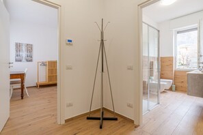 Shower, hair dryer, bidet - GuestHost - Travel with your family and friends and explore lakes and mountains near Como!This spacious apartment, with two bedrooms, two bathrooms, open space kitchen with island, large living room, small terrace, is located on the road that connects th (Cesana Brianza)