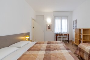 2 chambres, fer et planche à repasser, Wi-Fi, draps fournis