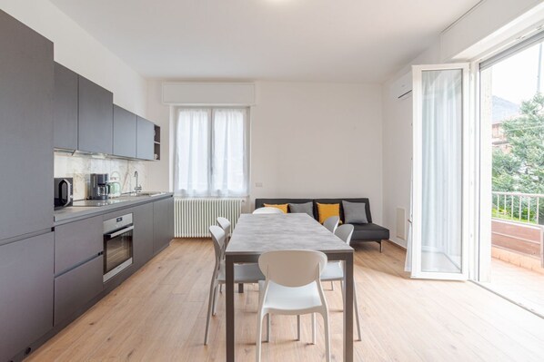 Réfrigérateur, four à micro-ondes, un four, surface de cuisson