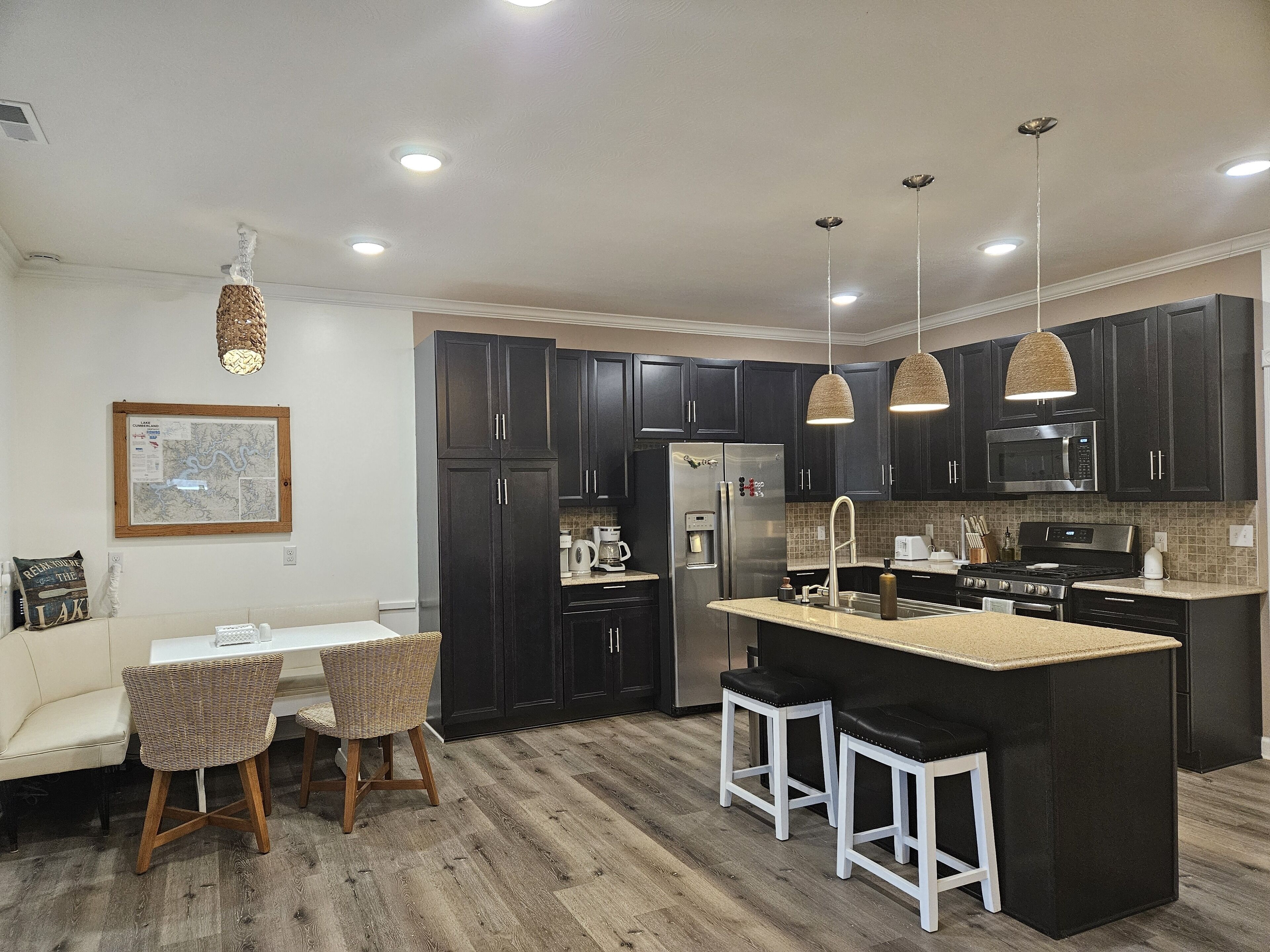 Refrigerador, microondas, horno y parrilla de estufa 