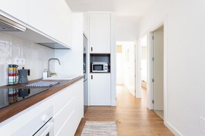 Mikrobølgeovn, ovn, kokeplater og kaffetrakter/tekoker