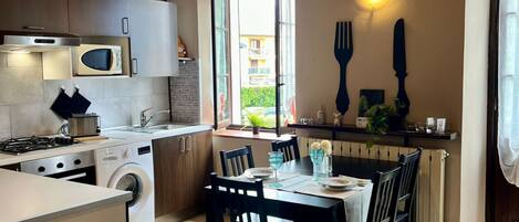 Een koelkast, een magnetron, een oven, een kookplaat