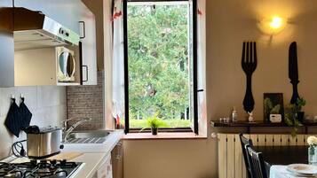 Frigorifero, microonde, forno, piano cottura