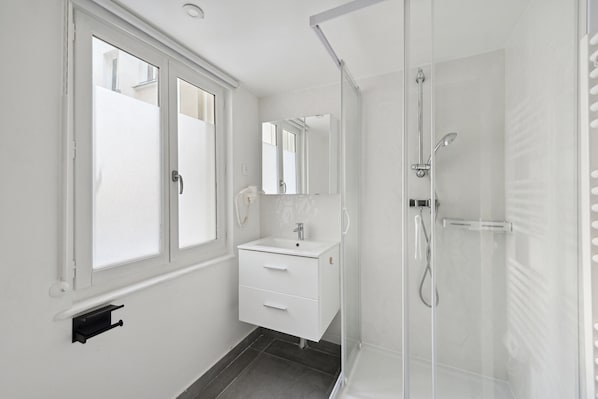 Shower, hair dryer, towels