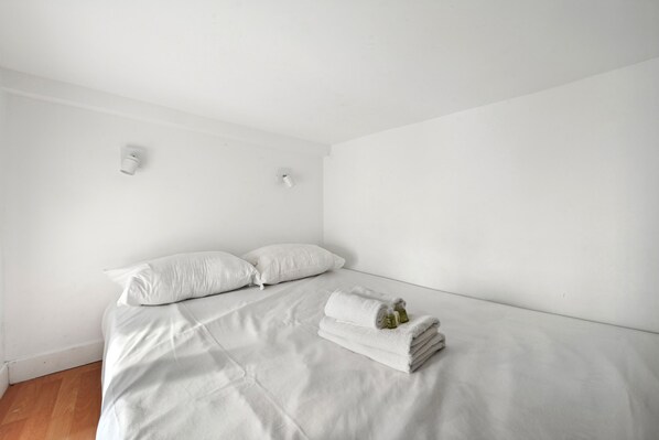 Iron/ironing board, WiFi, bed sheets