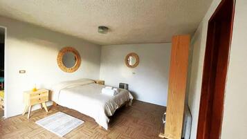 1 dormitorio, tabla de planchar con plancha, ropa de cama