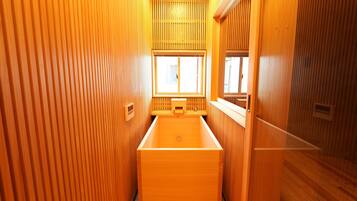 Casa Premium, vista a la ciudad | Baño | Tina y regadera independientes y tina profunda