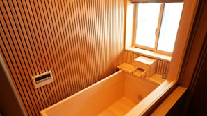 Premium House, City View | Bathroom | Separate tub and shower, deep soaking tub, free toiletries, hair dryer - RIKKA BABA ICHI (Takayama)