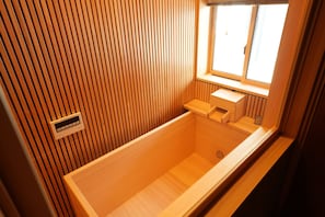 Premium House, City View | Bathroom | Separate tub and shower, deep soaking tub, free toiletries, hair dryer - RIKKA BABA ICHI (Takayama)