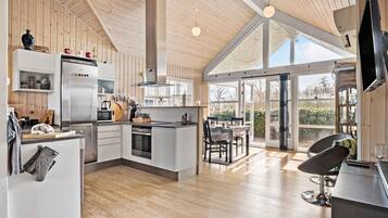 Køleskab, kogeplade, opvaskemaskine, kaffe-/temaskine